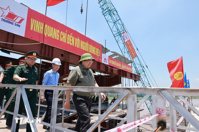 Thủ tướng Phạm Minh Chính kiểm tra tiến độ thi công cầu Phong Châu mới trên Quốc lộ 32C, tỉnh Phú Thọ. (Ảnh: Dương Giang/TTXVN) ttxvn-thu-tuong-cau-phong-chau-2.jpg