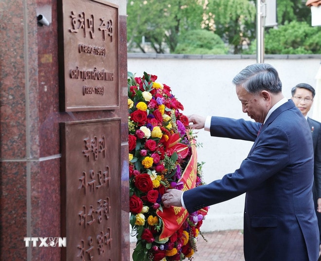 ttxvn-tong-bi-thu-to-lam-va-phu-nhan-du-le-khanh-thanh-tuong-dai-chu-tich-ho-chi-minh-tai-dai-su-quan-viet-nam2.jpg