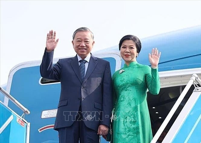 Party General Secretary To Lam and his spouse leave Hannoi for a state visit to the RoK. (Photo: VNA)