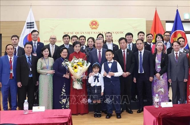 Party General Secretary To Lam meets with staff of the Vietnamese Embassy in Seoul, as well as members of the Vietnamese community in the Republic of Korea (Photo: VNA)