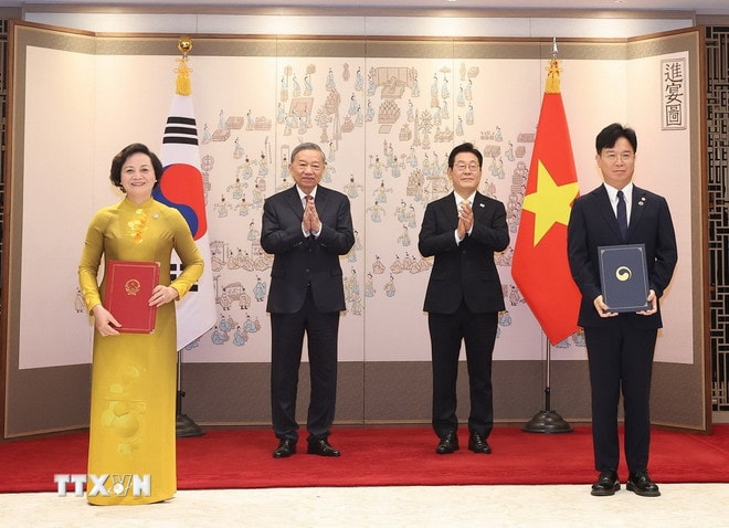 Tổng Bí thư Tô Lâm và Tổng thống Hàn Quốc Lee Jae Myung chứng kiến lễ trao Bản ghi nhớ về phái cử và tiếp nhận lao động sang làm việc tại Hàn Quốc theo chương trình EPS, ký giữa Bộ Nội vụ Việt Nam và Bộ Lao động và Việc làm Hàn Quốc. (Ảnh: Thống Nhất/TTXVN) ttxvn-tong-bi-thu-trao-van-kien-viet-nam-han-quoc-3.jpg
