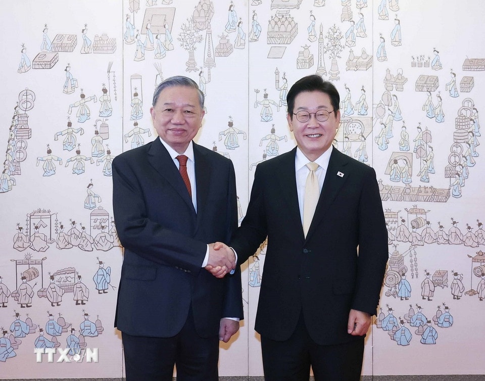Tổng Bí thư Tô Lâm và Tổng thống Hàn Quốc Lee Jae Myung chụp ảnh chung. Ảnh: Thống Nhất/TTXVN