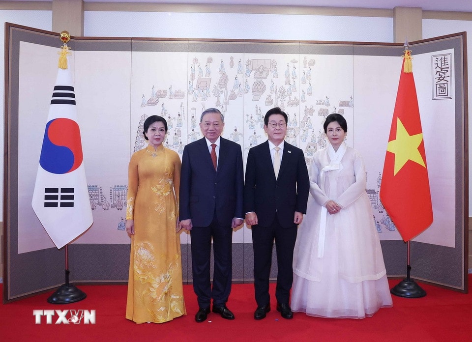 Tổng thống Hàn Quốc Lee Jae Myung và Phu nhân cùng Tổng Bí thư Tô Lâm và Phu nhân. Ảnh: Thống Nhất/TTXVN