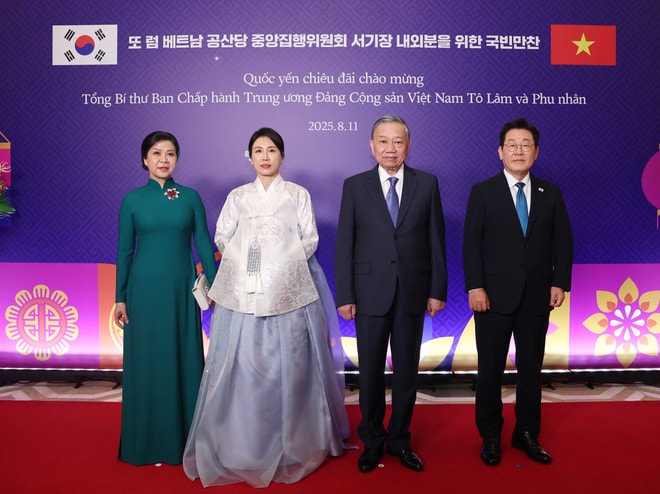 President of the Republic of Korea (RoK) Lee Jae Myung and his spouse hosts a state dinner for Party General Secretary To Lam (second from right) and his spouse Ngo Phuong Ly (first from left) on August 11. (Photo: VNA) vna-potal-tong-thong-han-quoc-va-phu-nhan-chu-tri-quoc-yen-chao-mung-tong-bi-thu-to-lam-va-phu-nhan-8203987.jpg