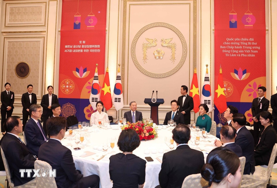 Tổng thống Hàn Quốc Lee Jae Myung và Phu nhân chủ trì Quốc yến chiêu đãi chào mừng Tổng Bí thư Tô Lâm và Phu nhân thăm cấp Nhà nước tới Hàn Quốc. (Ảnh: Thống Nhất/TTXVN)