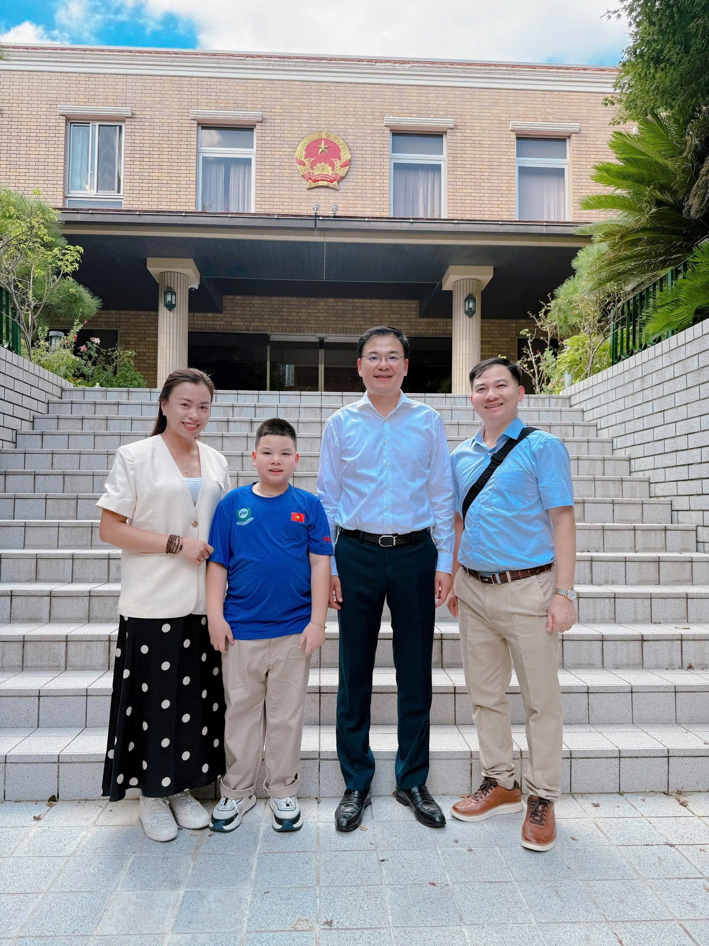 Gia Huy và bố mẹ chụp ảnh lưu niệm cùng bác Phạm Quang Hiệu - Đại sứ đặc mệnh toàn quyền Việt Nam tại Nhật Bản trong buổi gặp gỡ đoàn tại Tokyo. giahuy4.jpg