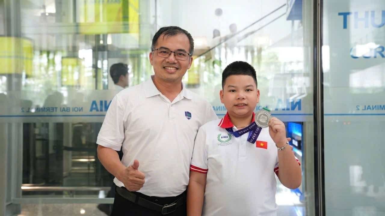 Gia Huy và thầy Đặng Minh Tuấn - Huấn luyện viên đội tuyển AIMO Việt Nam. 1000026945.jpg