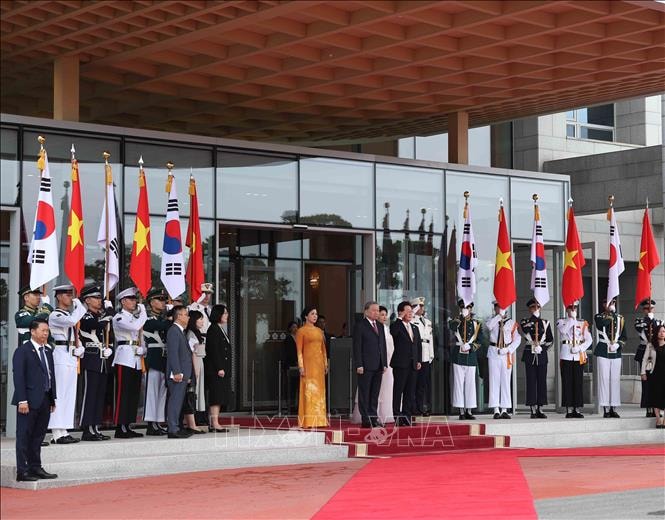 Tổng thống Hàn Quốc Lee Jae Myung và Phu nhân chủ trì Lễ đón Tổng Bí thư Tô Lâm và Phu nhân. Ảnh: Thống Nhất/TTXVN