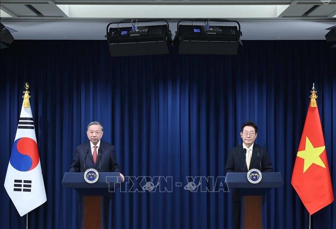Tổng Bí thư Tô Lâm và Tổng thống Hàn Quốc Lee Jae Myung gặp gỡ báo chí. Ảnh: Thống Nhất/TTXVN
