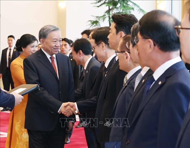 Tổng Bí thư Tô Lâm và Phu nhân với các thành viên đoàn Hàn Quốc tham dự lễ đón. Ảnh: Thống Nhất/TTXVN