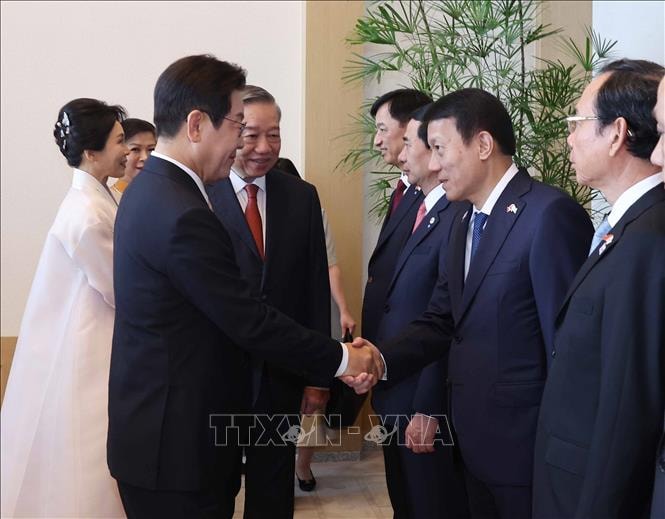 Tổng Bí thư Tô Lâm giới thiệu thành viên đoàn Việt Nam với Tổng thống Hàn Quốc Lee Jae Myung và Phu nhân. Ảnh: Thống Nhất/TTXVN