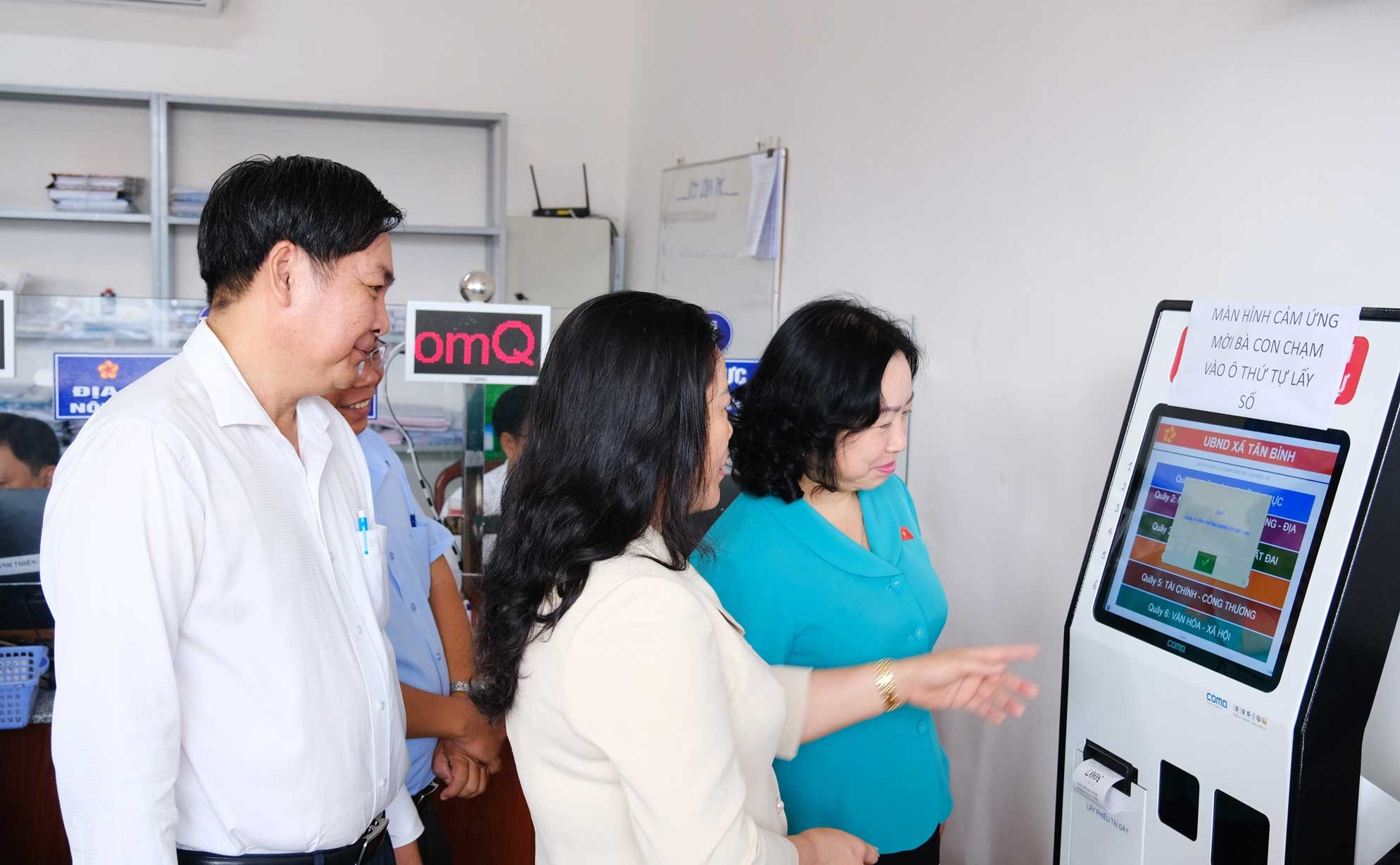 Đoàn khảo sát nhanh tình hình làm việc tại Trung tâm phục vụ hành chính công xã Tân Bình. Ảnh M. Ly
