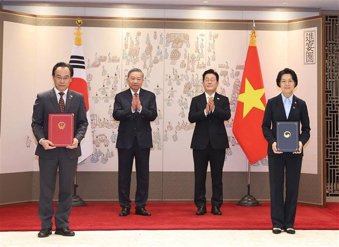 Party General Secretary To Lam and President of the Republic of Korea Lee Jae Myung witness the exchange of the agreement amending the existing MoU on educational cooperation between the Vietnamese Ministry of Education and Training, and the RoK Ministry of Education. (Photo: VNA) to-lam-6.jpg