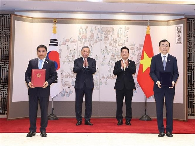 Party General Secretary To Lam and President of the Republic of Korea Lee Jae Myung witness the exchange of the MoU on collaboration between the State Securities Commission of Vietnam, and the Korean Financial Supervisory Service. (Photo: VNA) to-lam-7.jpg