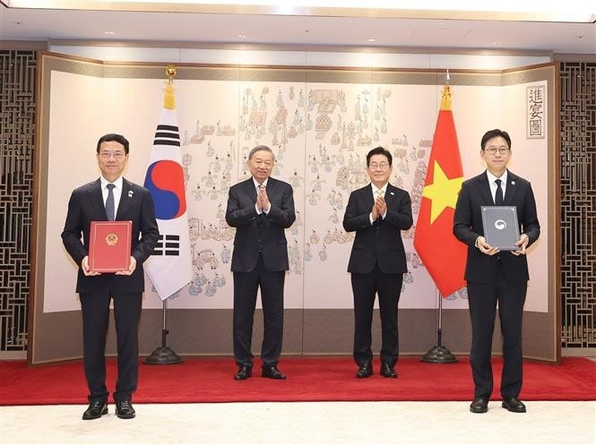 Party General Secretary To Lam (left, back row) and President of the Republic of Korea Lee Jae Myung (right, back row) witness the exchange of the MoU on scientific and technological cooperation between the Vietnamese Ministry of Science and Technology. and the Korean Ministry of Science and ICT. (Photo: VNA)