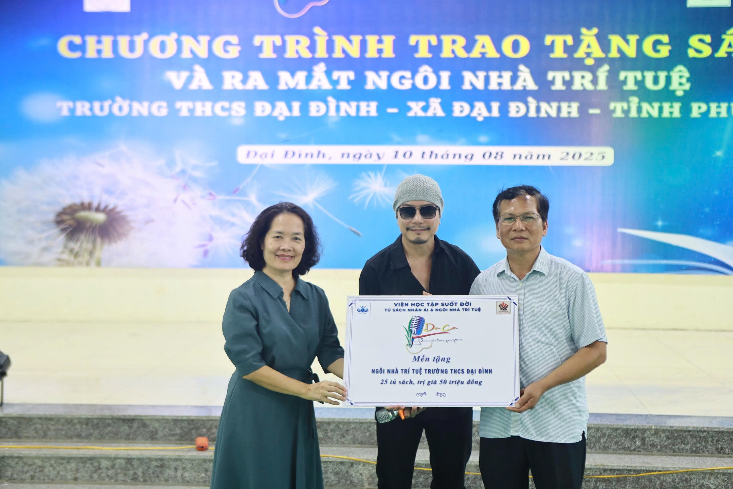Trao tang sach