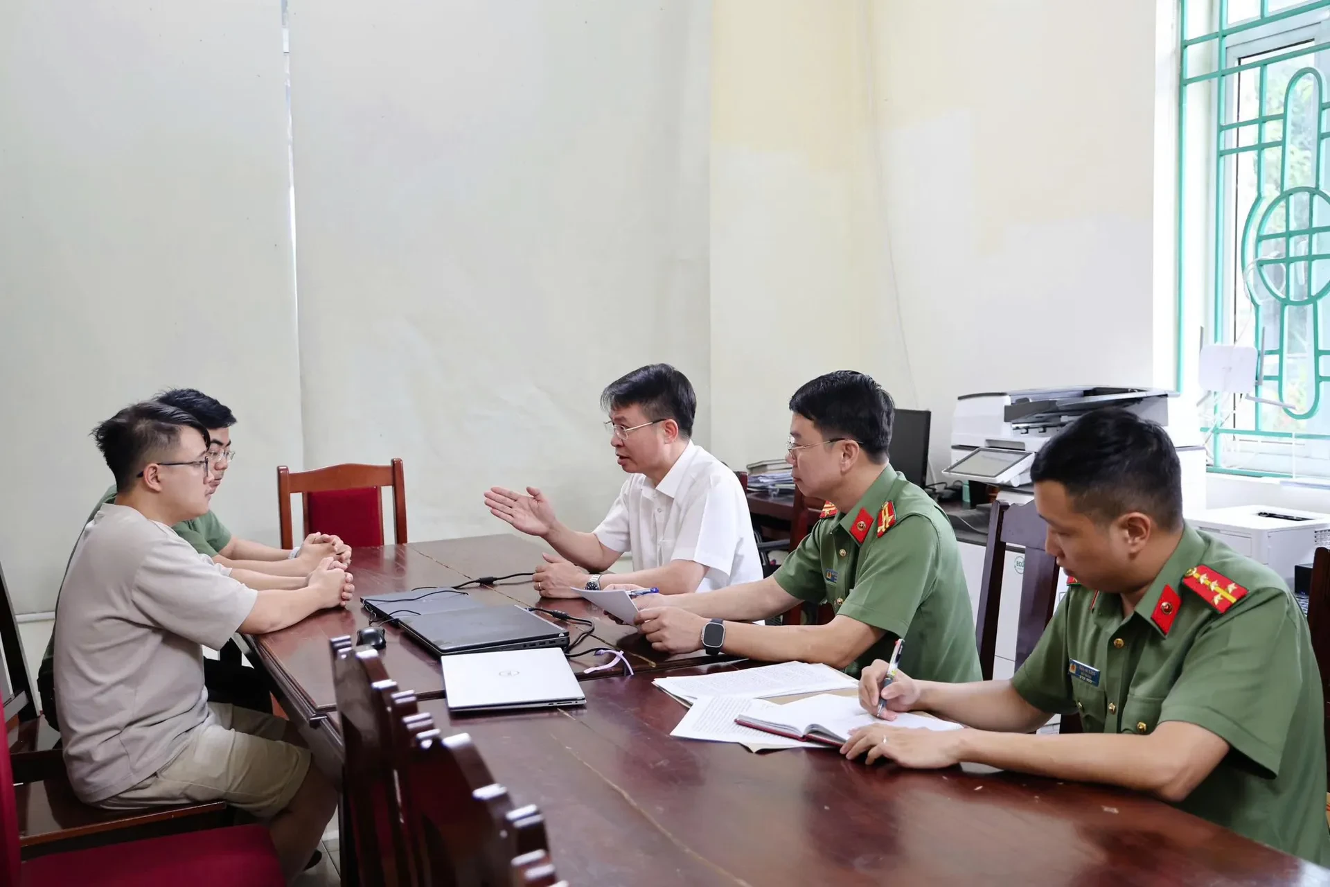 A Tuấn lấy lời khai