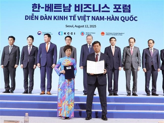 General Director of the Vietnam News Agency Vu Viet Trang (left), and President and CEO of the Yonhap News Agency Hwang Dae-il (right) exchange a bilateral cooperation agreement at the forum. (Photo: VNA) vna-potal-tong-bi-thu-to-lam-va-thu-tuong-han-quoc-kim-min-seok-du-dien-dan-kinh-te-viet-nam-han-quoc-8205225.jpg