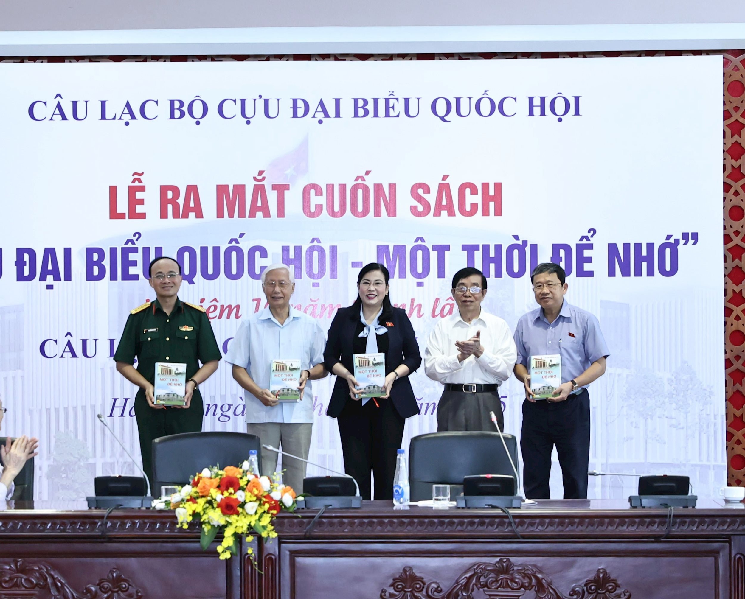 Chủ nhiệm Câu lạc bộ Cựu đại biểu Quốc hội Bùi Ngọc Thanh tặng sách cho Phó Bí thư Đảng ủy Quốc hội Vũ Hải Hà, Chủ nhiệm Ủy ban Công tác đại biểu Nguyễn Thanh Hải