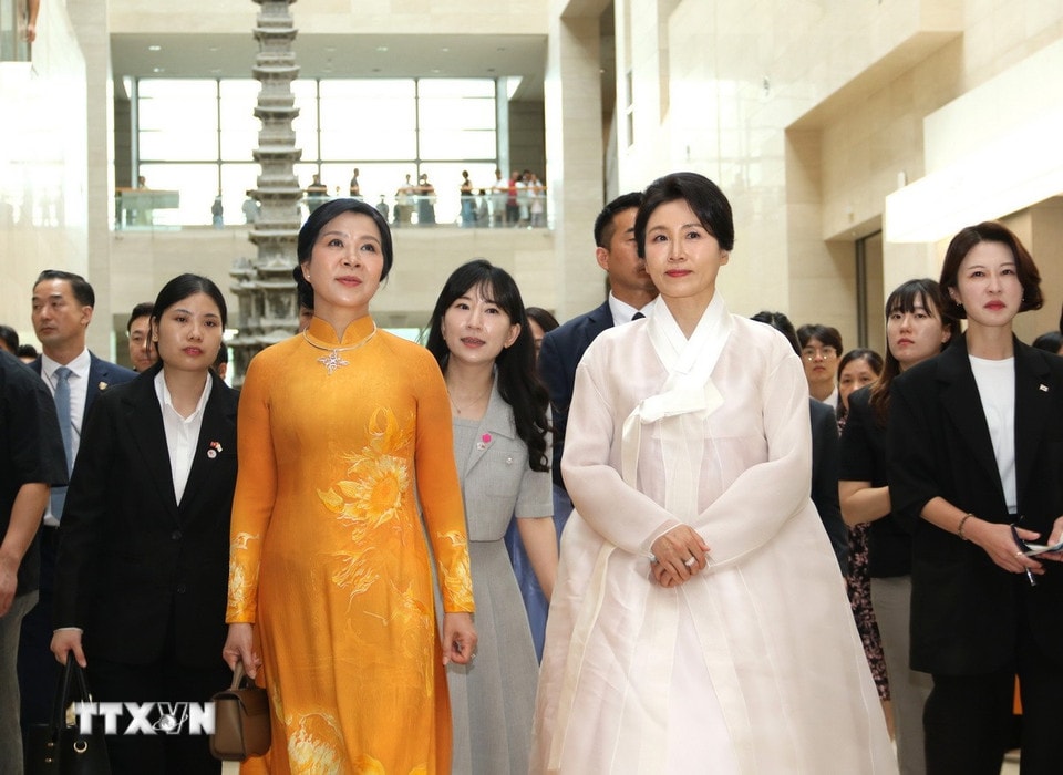 Phu nhân Ngô Phương Ly cùng bà Kim Hye Kyung, Phu nhân Tổng thống Hàn Quốc tham quan Bảo tàng Quốc gia Hàn Quốc. (Ảnh: Đức Thắng/TTXVN)