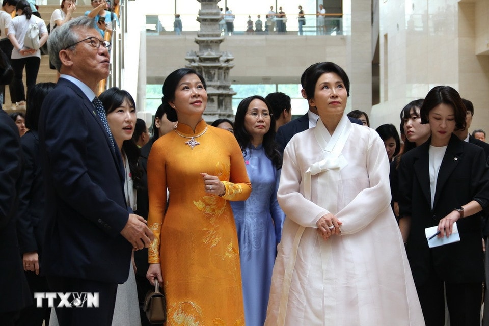 Phu nhân Ngô Phương Ly cùng bà Kim Hye Kyung, Phu nhân Tổng thống Hàn Quốc tham quan Bảo tàng Quốc gia Hàn Quốc. (Ảnh: Đức Thắng/TTXVN)