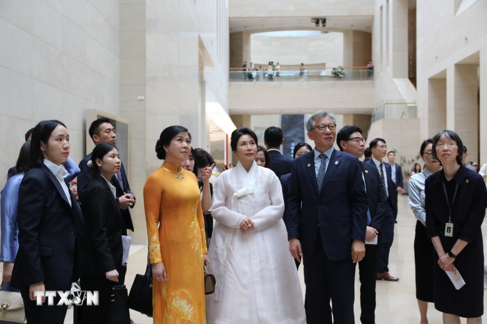 Phu nhân Ngô Phương Ly cùng bà Kim Hye Kyung, Phu nhân Tổng thống Hàn Quốc tham quan Bảo tàng Quốc gia Hàn Quốc. (Ảnh: Đức Thắng/TTXVN)