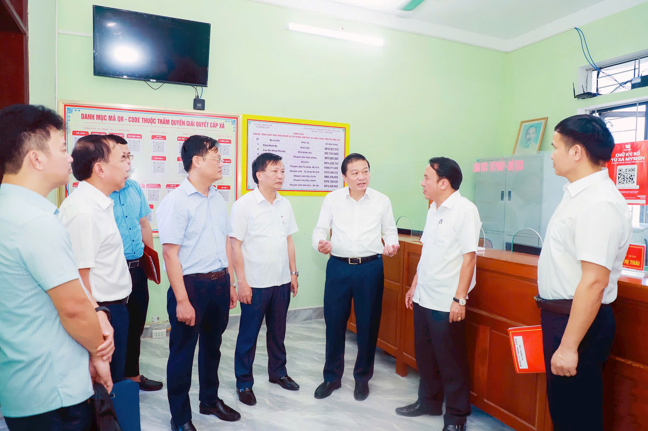Phó Bí thư Tỉnh uỷ, Chủ tịch UBND tỉnh Lê Hồng Vinh kiểm tra tại Trung tâm phục vụ hành chính công. Ảnh T. Duy