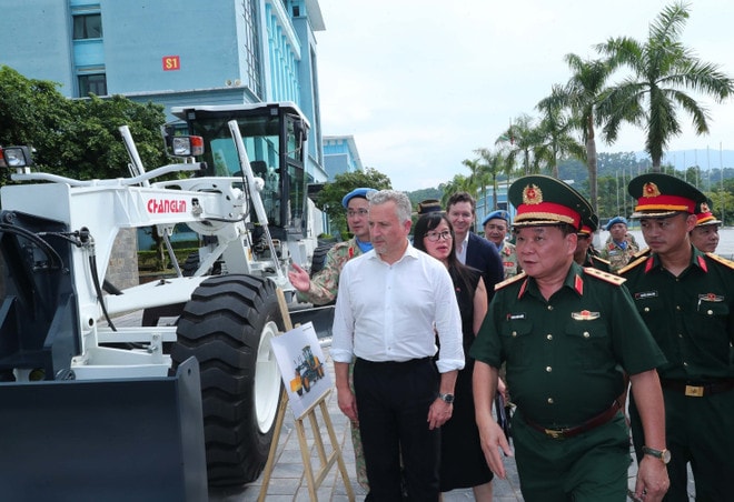 vna-potal-le-ban-giao-vat-tu-trang-thiet-bi-cua-bo-quoc-phong-austraylia-cho-luc-luong-gin-giu-hoa-binh-viet-nam-8206013.jpg