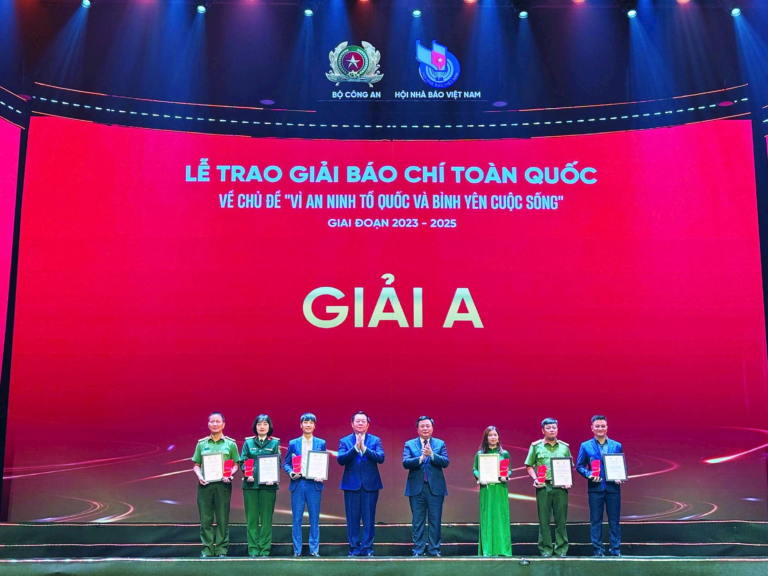 Trưởng Ban Tuyên giáo và Dân vận Trung ương Nguyễn Trọng Nghĩa và Giám đốc Học viện Chính trị Quốc gia Hồ Chí Minh, Chủ tịch Hội đồng Lý luận Trung ương Nguyễn Xuân Thắng trao giải A cho các tác giả đạt Giải