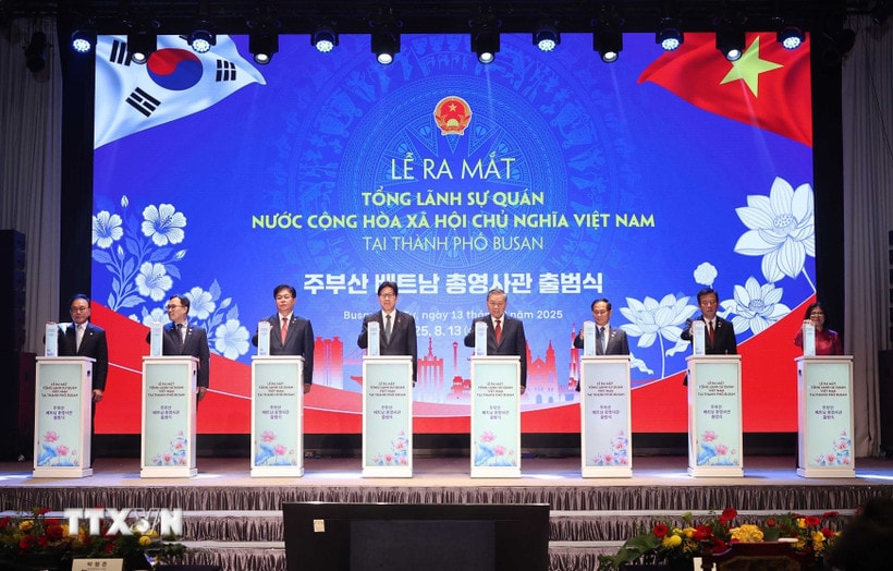 Tổng Bí thư Tô Lâm và các đại biểu thực hiện nghi thức ra mắt Tổng Lãnh sự quán Việt Nam tại thành phố Busan. (Ảnh: Thống Nhất/TTXVN)