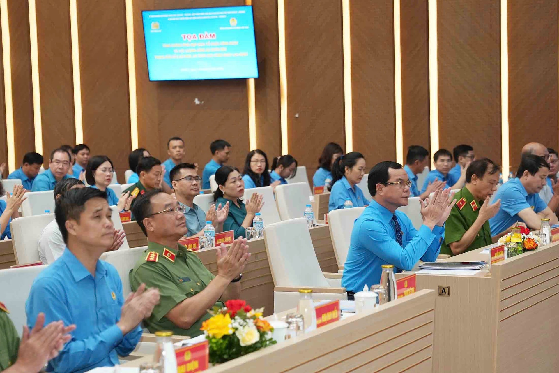Các đại biểu tham dự buổi tọa đàm