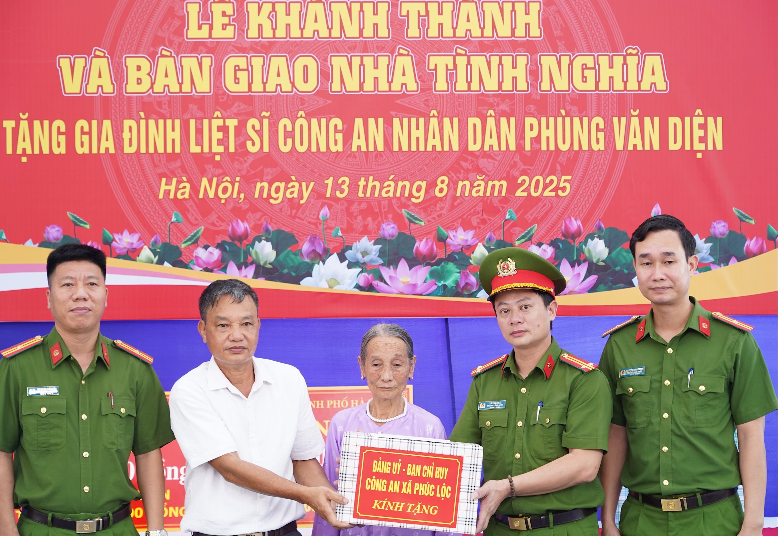 CAX tang qua