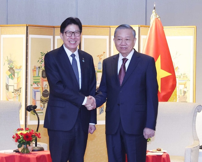 Party General Secretary To Lam (R) and Busan Mayor Park Hyeong Jun (Photo: VNA) vna-potal-tong-bi-thu-to-lam-tiep-thi-truong-thanh-pho-busan-8207282.jpg