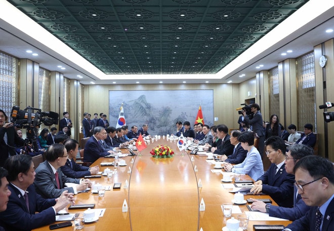 Party General Secretary To Lam has a meeting with National Assembly Speaker of the Republic of Korea (RoK) Woo Won Sik in Seoul on August 12. (Photo: VNA) vna-potal-tong-bi-thu-to-lam-hoi-kien-chu-tich-quoc-hoi-han-quoc-woo-won-sik-8206164.jpg