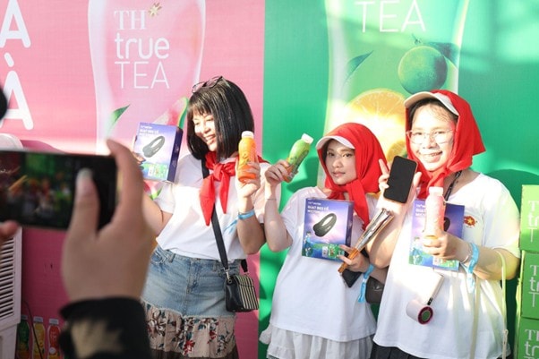 Khán giả “rinh” những phần quà cực hấp dẫn tại booth TH true TEA.