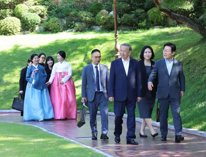 Party General Secretary To Lam and Korean President Lee Jae Myung, together with their spouses, stroll around the Blue House (Photo: VNA) jpe.jpg