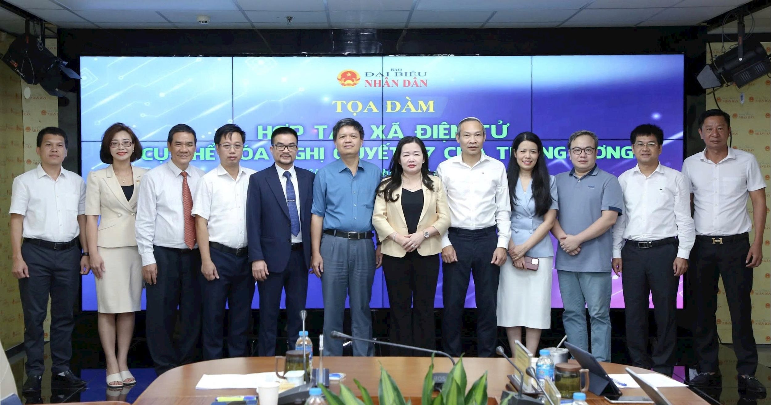 Tổng Biên tập Báo Đại biểu Nhân dân Phạm Thị Thanh Huyền và các đại biểu, chuyên gia tham dự Tọa đàm. Ảnh: Duy Thông