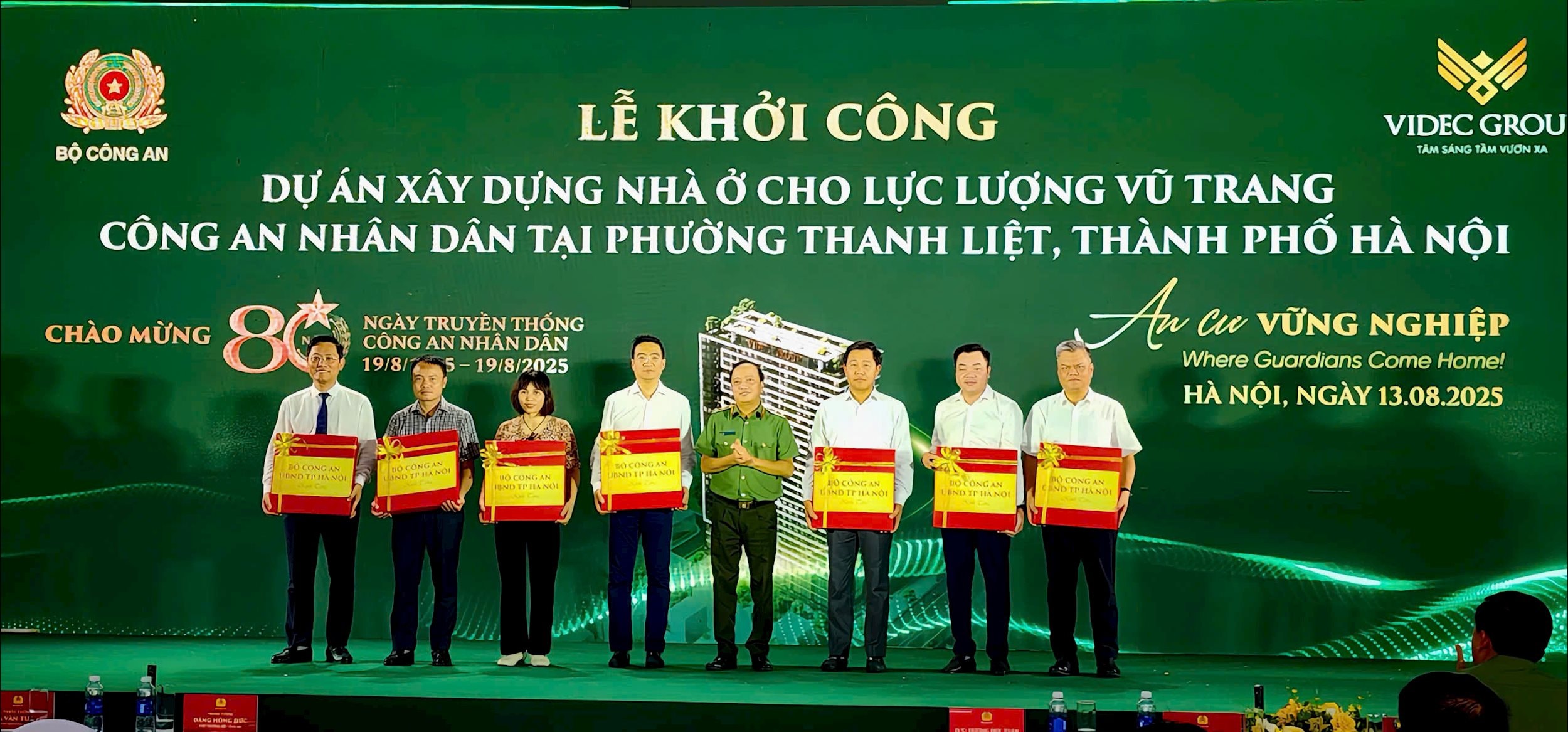 Thứ trưởng Đức tặng quà