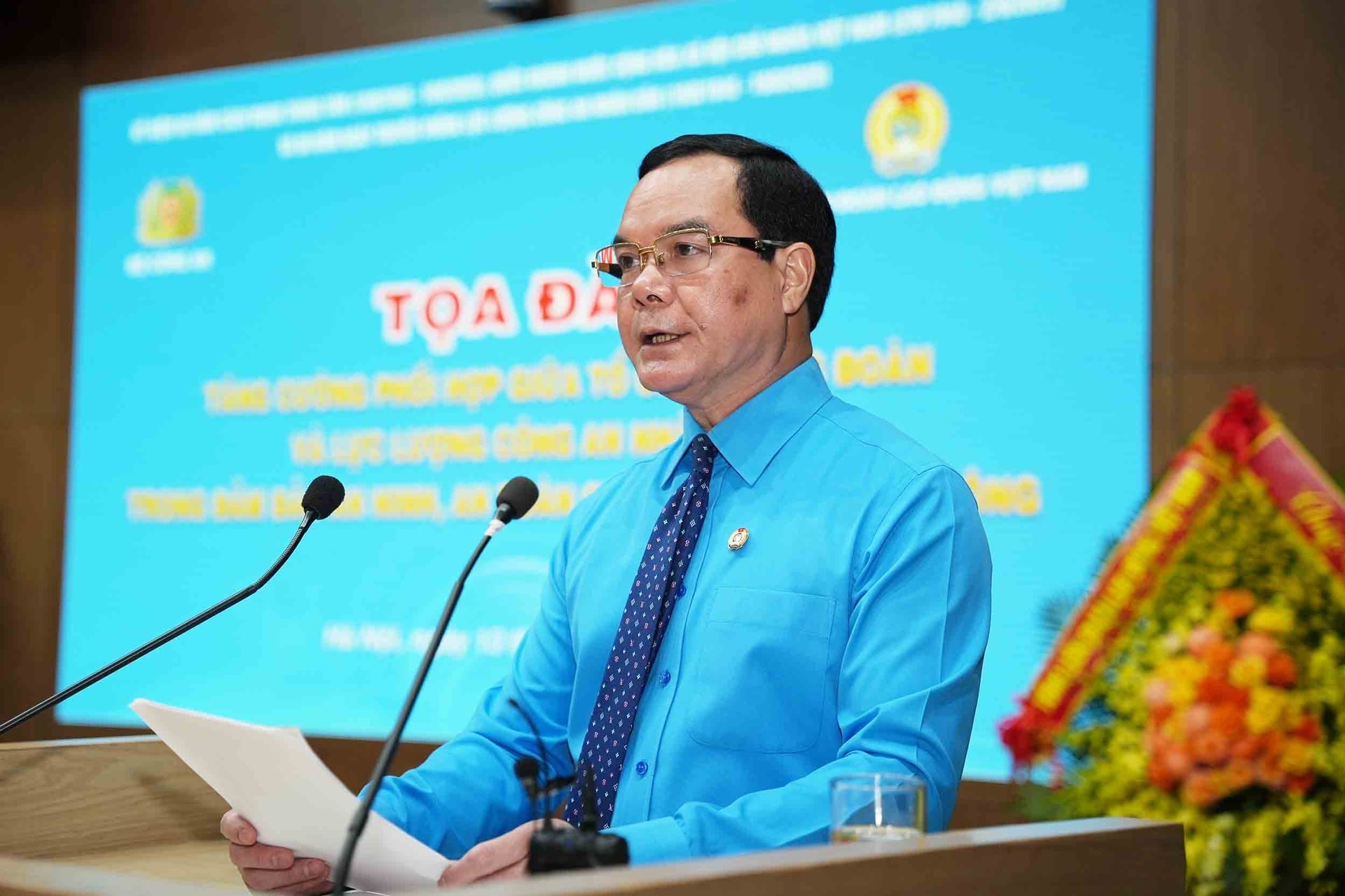 Ủy viên Trung ương Đảng, Phó Chủ tịch Ủy ban Trung ương MTTQ Việt Nam, Chủ tịch Tổng Liên đoàn lao động Việt Nam Nguyễn Đình Khang phát biểu tại Tọa đàm