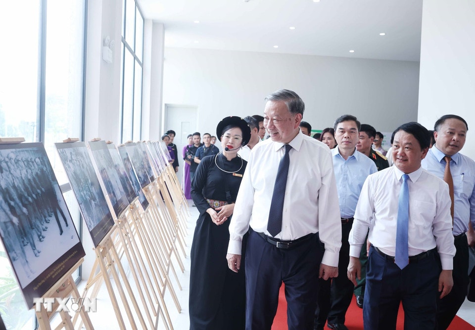 Tổng Bí thư Tô Lâm xem trưng bày ảnh chuyên đề “Chủ tịch Hồ Chí Minh và các vị tiền bối cách mạng tại tỉnh Tuyên Quang”. (Ảnh: Thống Nhất/TTXVN)