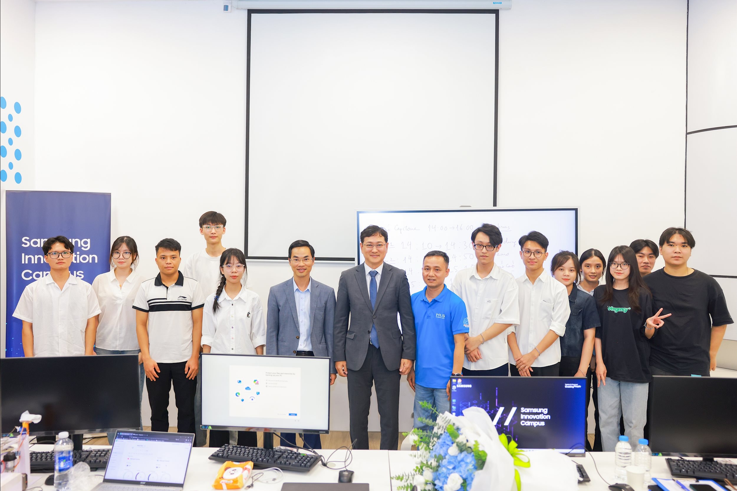 Các đại biểu và sinh viên chụp ảnh lưu niệm tại sự kiện