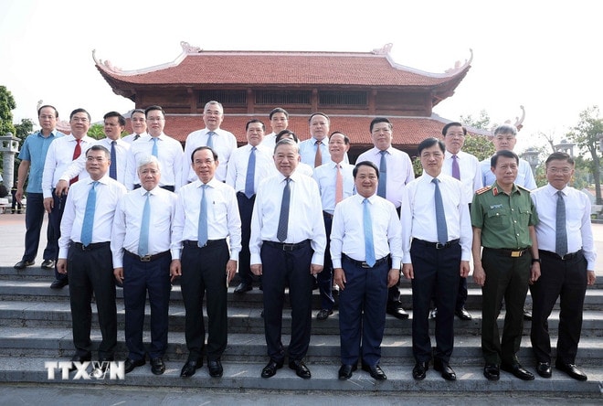 ttxvn-tong-bi-thuto-lam-dang-huong-tuong-niem-bac-ho-va-cac-vi-tien-boi-cach-mang-tai-tan-trao-8209845-2.jpg