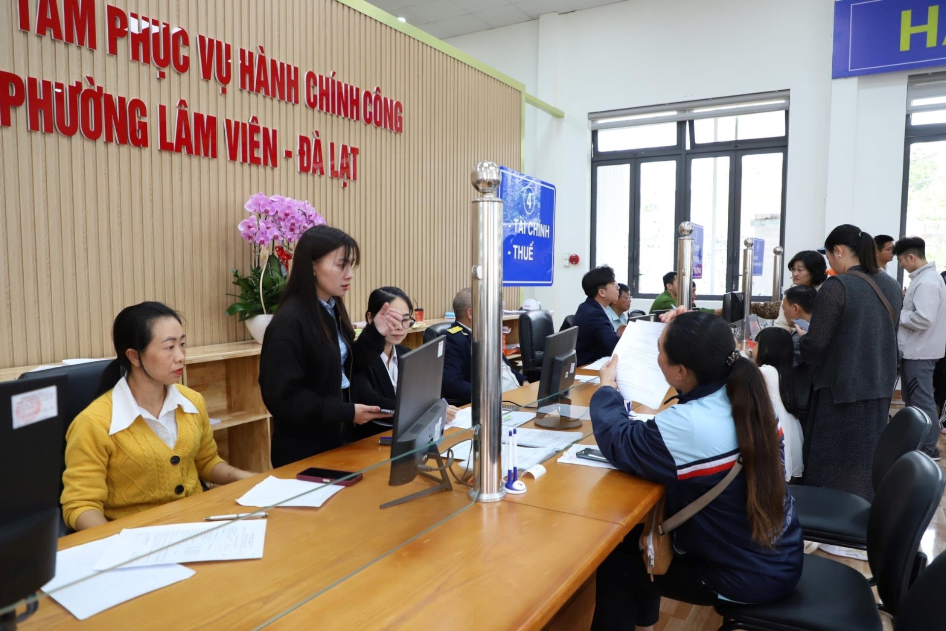 nguoi-dan-duoc-huong-dan-lam-thu-tuc-hanh-chinh-tai-trung-tam-hanh-chinh-cong-phuong-lam-vien-da-lat(1).jpg