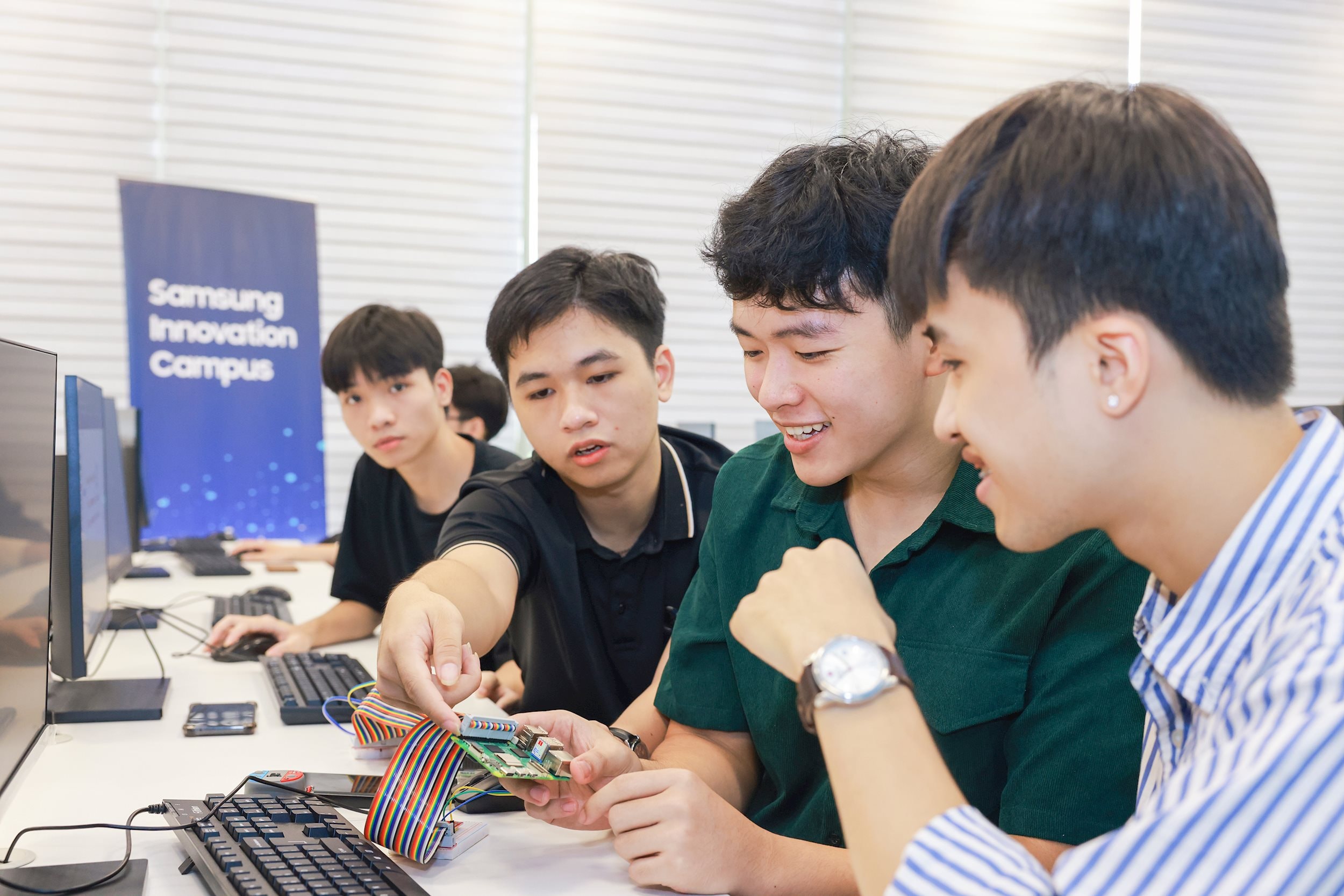 Nhóm sinh viên hào hứng trao đổi kiến thức tại lớp học Samsung Innovation Campus