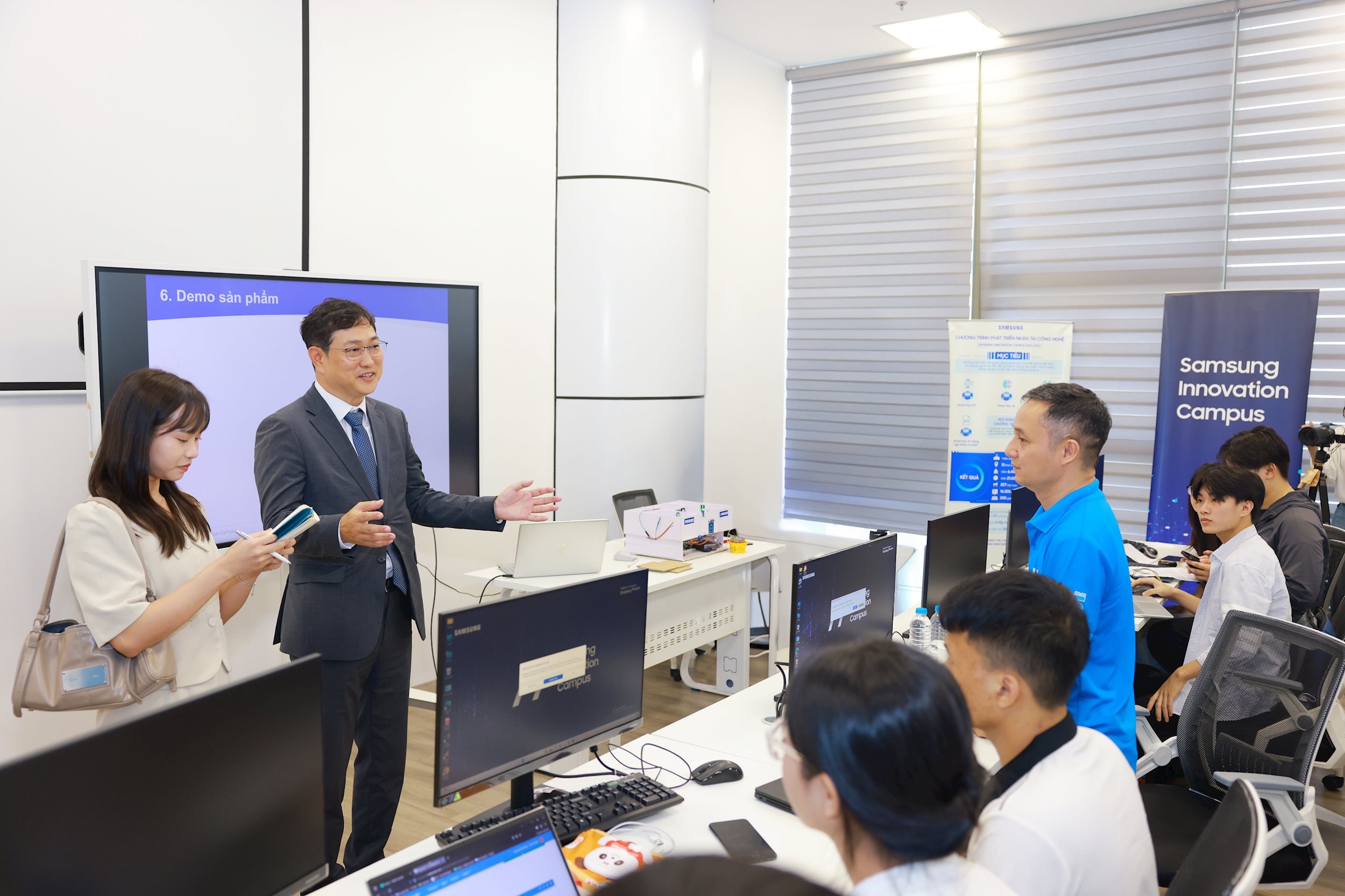 Ông Kim Yong Sup, Phó Tổng Giám đốc Samsung Việt Nam chia sẻ tại lớp học SIC tại NIC