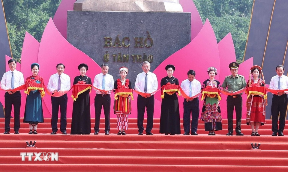Tổng Bí thư Tô Lâm và các đại biểu thực hiện nghi thức khánh thành Tượng đài “Bác Hồ ở Tân Trào” tại xã Tân Trào, tỉnh Tuyên Quang. (Ảnh: Thống Nhất/TTXVN)