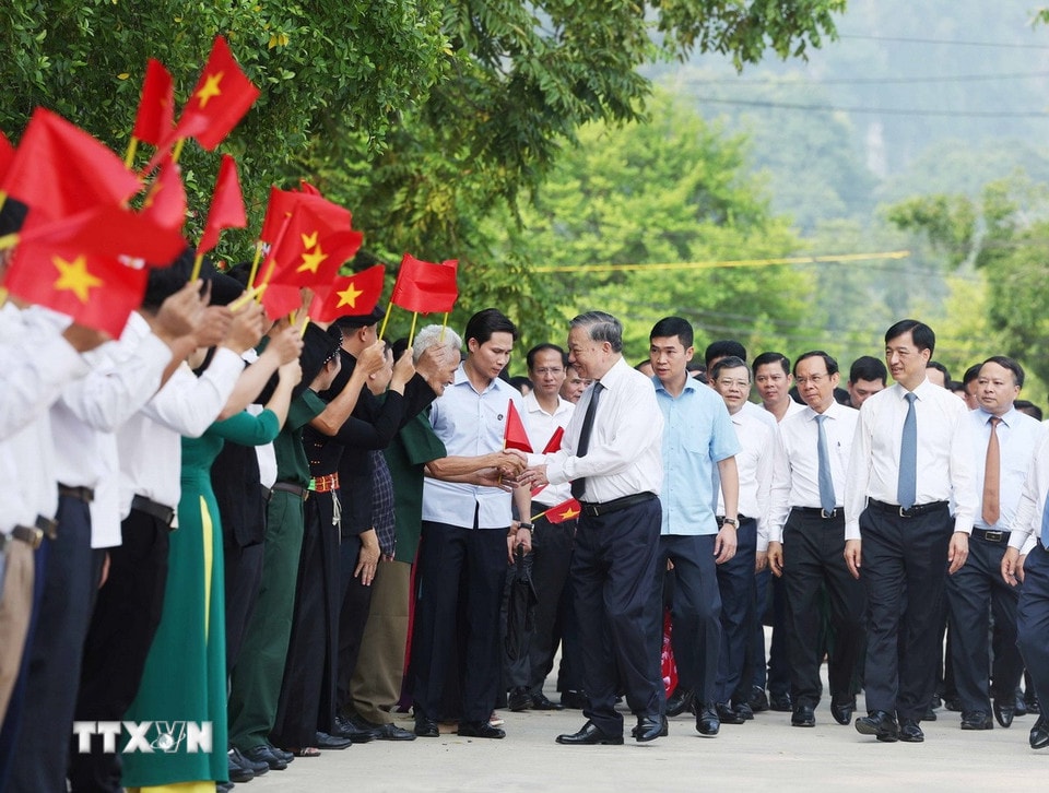 Tổng Bí thư Tô Lâm với nhân dân xã Tân Trào, tỉnh Tuyên Quang. (Ảnh: Thống Nhất/TTXVN)
