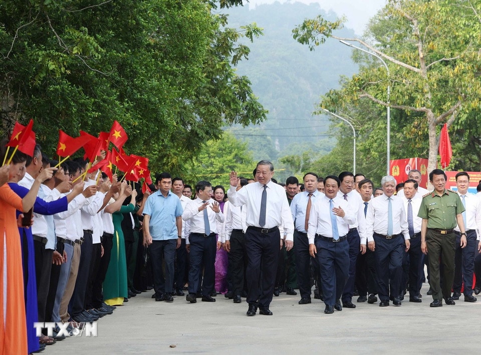 Tổng Bí thư Tô Lâm đến dự Ngày hội Toàn dân bảo vệ an ninh Tổ quốc và Lễ khánh thành Tượng đài “Bác Hồ ở Tân Trào” tại xã Tân Trào, tỉnh Tuyên Quang. (Ảnh: Thống Nhất/TTXVN)