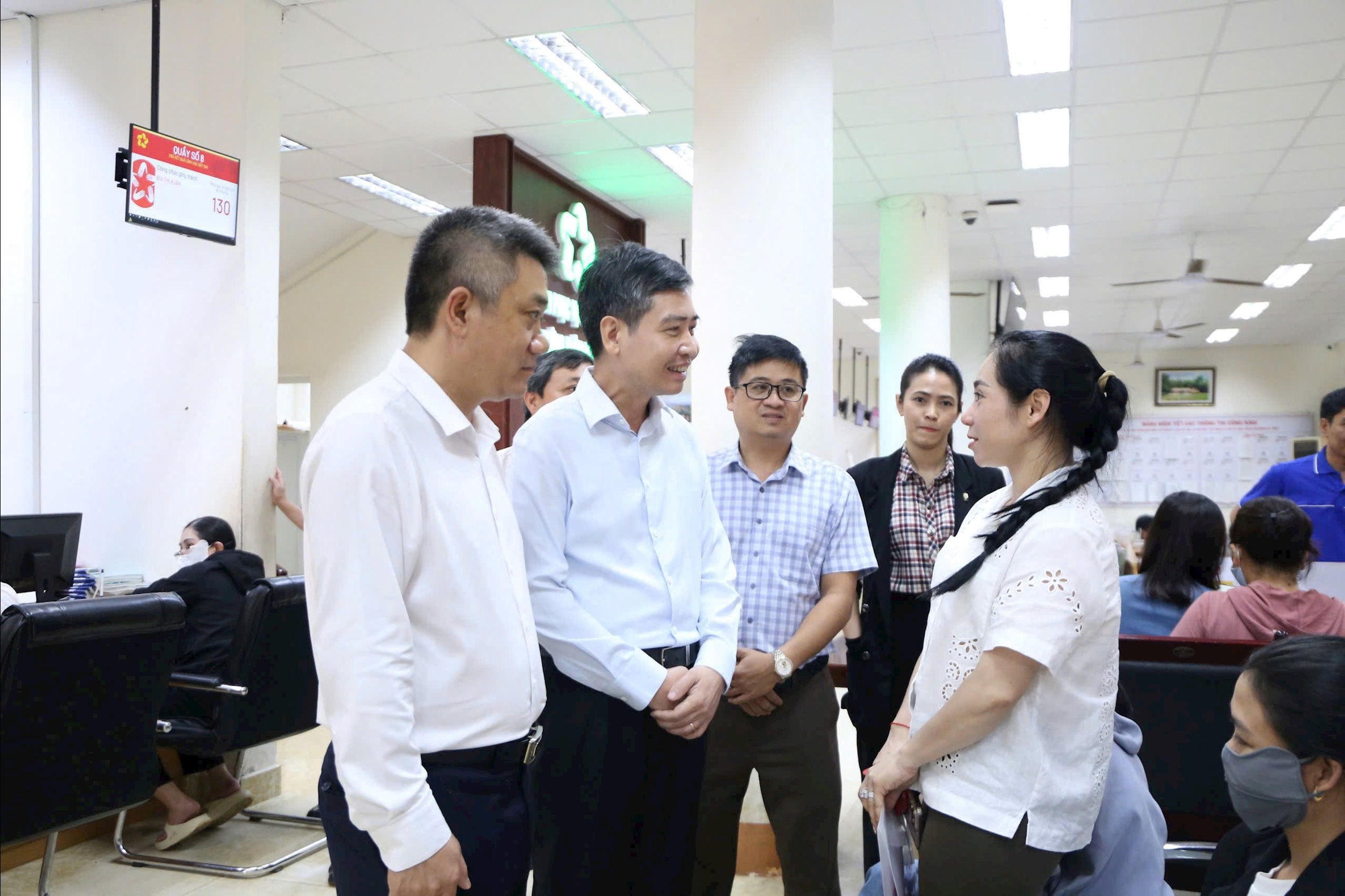 Chủ tịch UBND tỉnh Đắk Lắk Tạ Anh Tuấn khảo sát tại Trung tâm phục vụ Hành chính công phường Buôn Ma Thuột