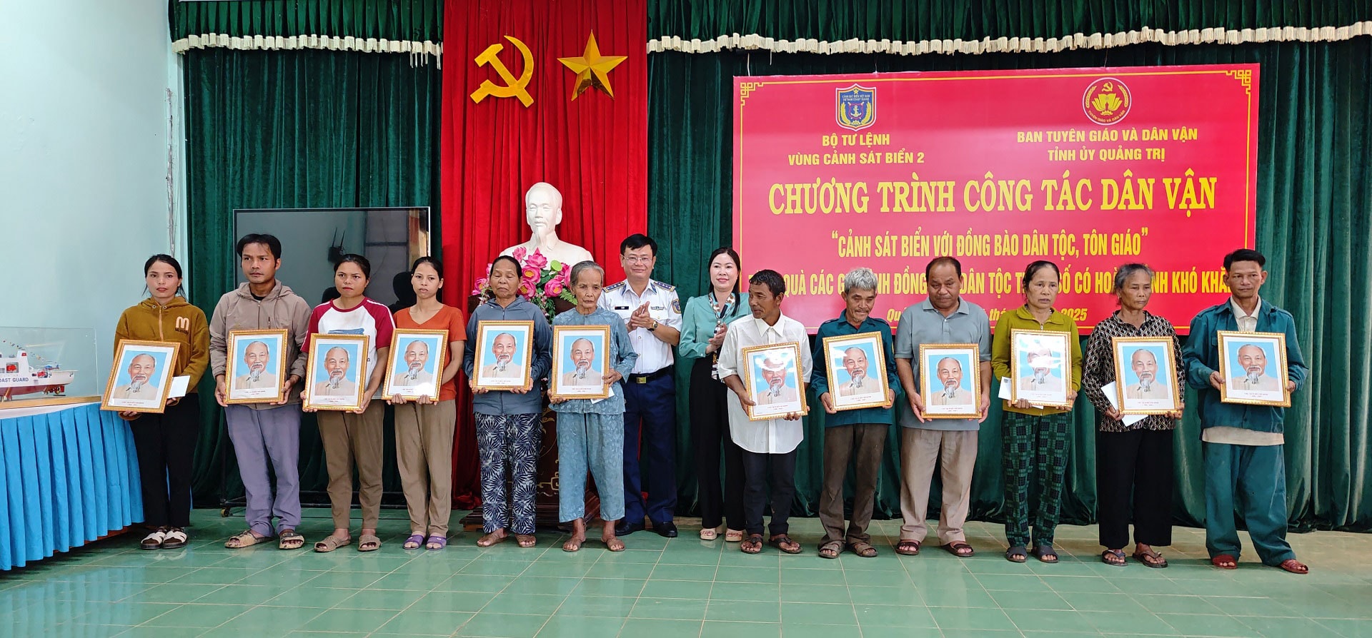 Đại tá Lê Huy - Chính ủy Vùng Cảnh sát biển 2 tặng quà cho đồng bào dân tộc Vân Kiều xã Cồn Tiên, tỉnh Quảng Trị.